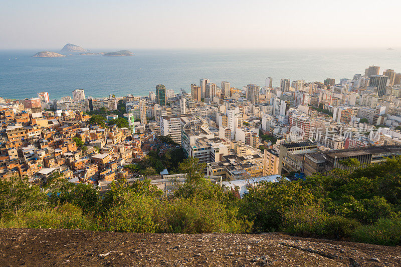 Ipanema区和Favela Cantagalo在巴西的里约热内卢